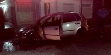 Barrancas: ardió un auto y el conductor escapó a tiempo