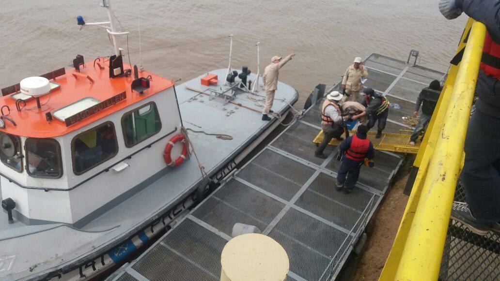 Gaboto: Prefectura rescató a ocho pescadores en medio del temporal