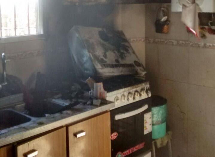 Dejaron la cocina prendida y se desató un incendio con daños materiales
