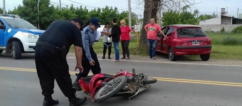 Cuatro heridos en un accidente entre un auto y una moto
