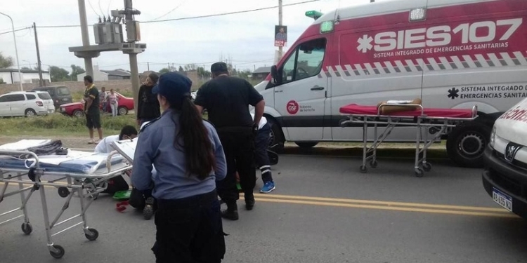 Cuatro heridos en un accidente entre un auto y una moto