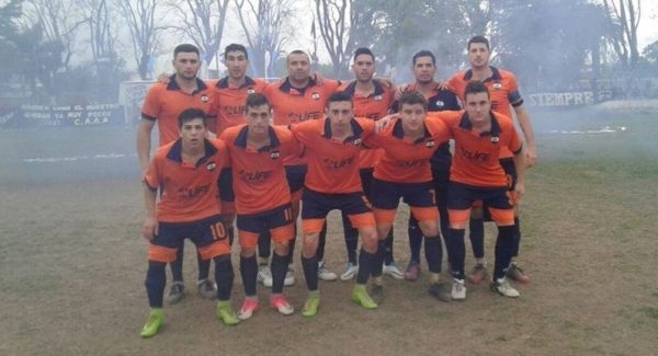Partido caliente en el Bosque con triunfo de Alba que escaló a la cima