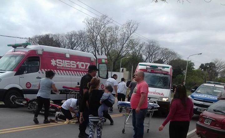 Cuatro heridos en un accidente entre un auto y una moto