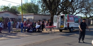 Un niño fue impactado por una moto cuando salía de la escuela