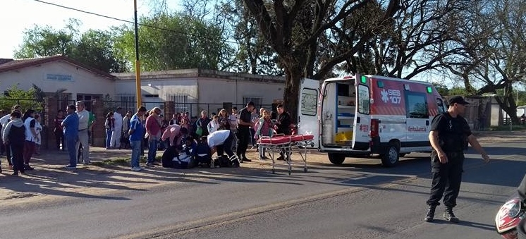 Un niño fue impactado por una moto cuando salía de la escuela