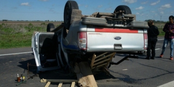 Una camioneta que transportaba una casa rodante volcó en la autopista