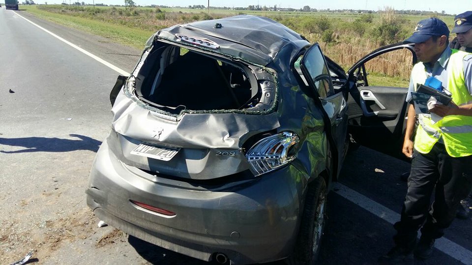 Un conductor se salvó de milagro tras un tremendo vuelco