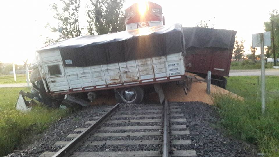 Andino: choque y milagro en el paso a nivel de la tragedia