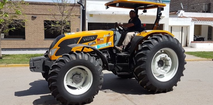 Comunas de la región recibieron un tractor del Plan Equipar