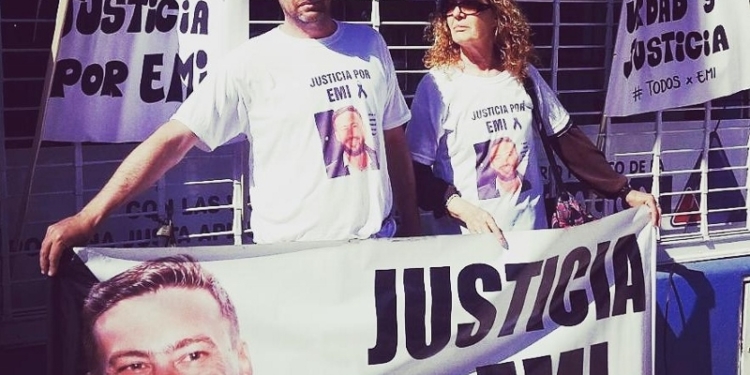 Familiares de Emiliano Arri se encadenaron frente a Tribunales de Santa Fe