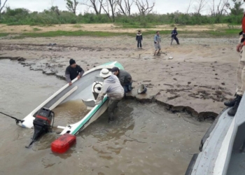 Gaboto: Prefectura rescató a ocho pescadores en medio del temporal