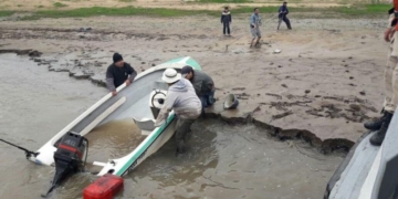 Gaboto: Prefectura rescató a ocho pescadores en medio del temporal