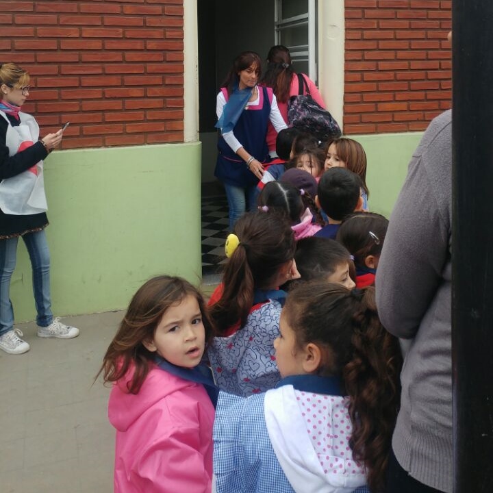 Oliveros: alumnos del jardín trabajan en seguridad vial y pintarán sendas peatonales