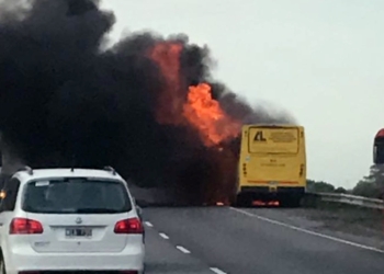 No quedó nada: un colectivo se incendió en plena autopista