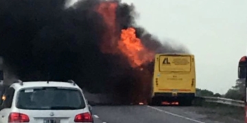 No quedó nada: un colectivo se incendió en plena autopista
