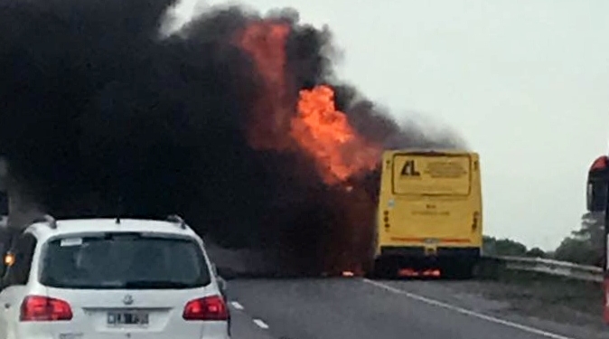 No quedó nada: un colectivo se incendió en plena autopista