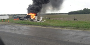 Ruta 91: accidente e incendio entre un camión y maquinaria vial