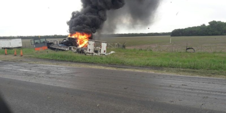 Ruta 91: accidente e incendio entre un camión y maquinaria vial