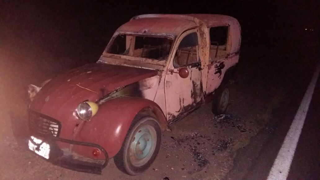 Un vehículo ardió en llamas en plena Ruta 11