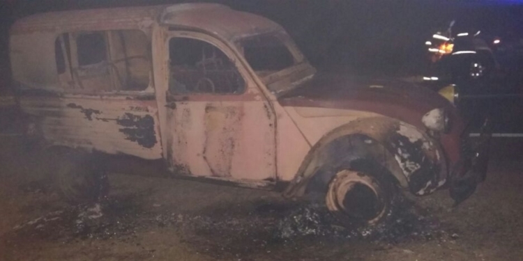 Un vehículo ardió en llamas en plena Ruta 11
