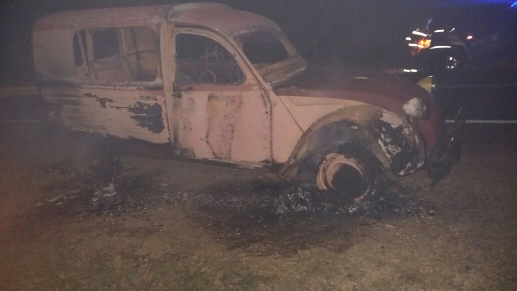 Un vehículo ardió en llamas en plena Ruta 11