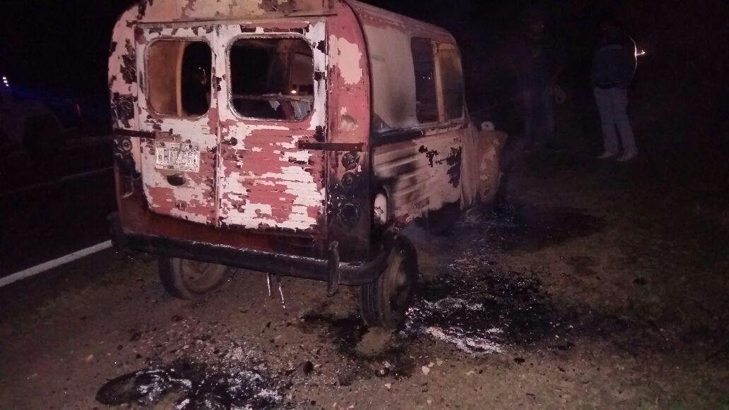 Un vehículo ardió en llamas en plena Ruta 11