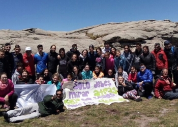 Totoras: alumnos de un establecimiento educativo subieron el cerro Champaquí