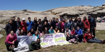 Totoras: alumnos de un establecimiento educativo subieron el cerro Champaquí