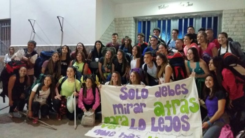 Totoras: alumnos de un establecimiento educativo subieron el cerro Champaquí