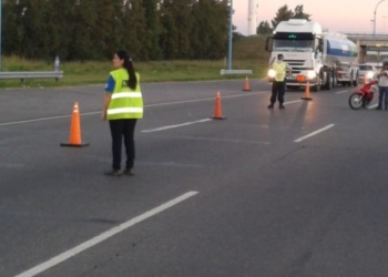 Barras de Racing increparon un colectivo con jugadores de Huracán en autopista