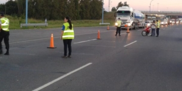 Barras de Racing increparon un colectivo con jugadores de Huracán en autopista