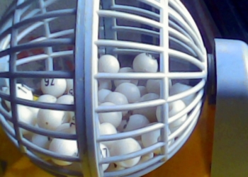 En un pueblo hubo empate y definirán al jefe comunal por bolillero