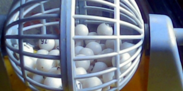 En un pueblo hubo empate y definirán al jefe comunal por bolillero