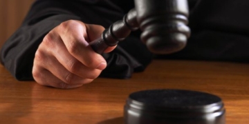 Conmovedor: un nene se ató a la mesa para que no lo separen de su madre