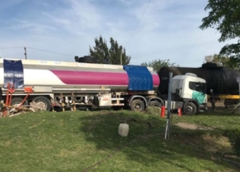 Pudo ser peor: un tren impactó contra un camión lleno de combustible