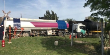 Pudo ser peor: un tren impactó contra un camión lleno de combustible