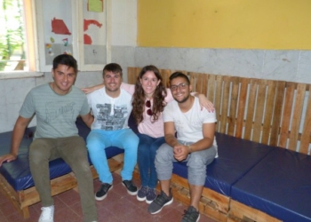 Jóvenes de la región crearon muebles ecológicos y los donaron a un hogar