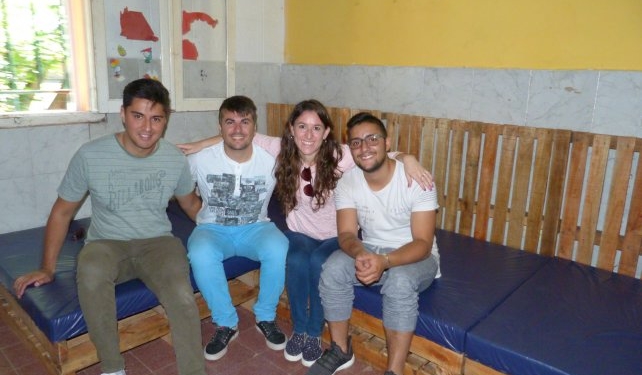 Jóvenes de la región crearon muebles ecológicos y los donaron a un hogar