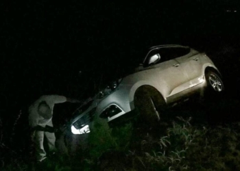 Una familia terminó en la zanja del camino a Puerto Aragón