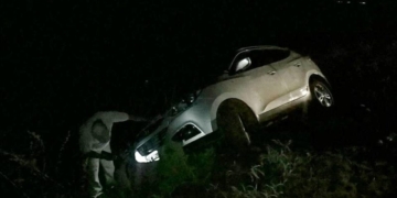 Una familia terminó en la zanja del camino a Puerto Aragón