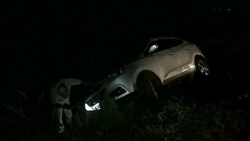 Una familia terminó en la zanja del camino a Puerto Aragón