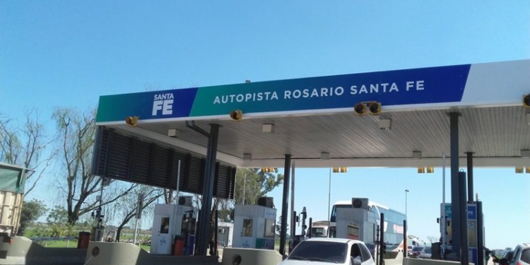 Trabajadores reclaman levantando barreras en el peaje de la autopista
