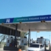 Trabajadores reclaman levantando barreras en el peaje de la autopista