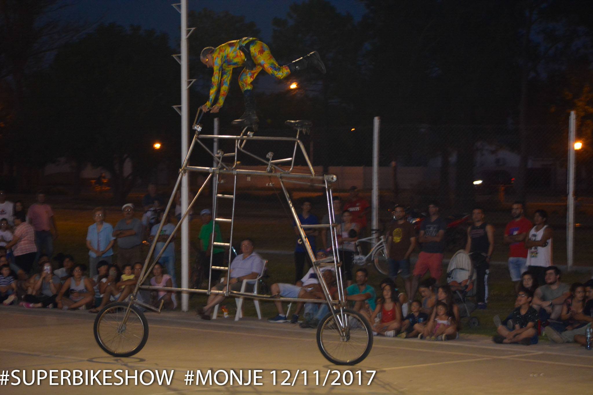 Un loco show sobre dos ruedas sorprendió a Monje