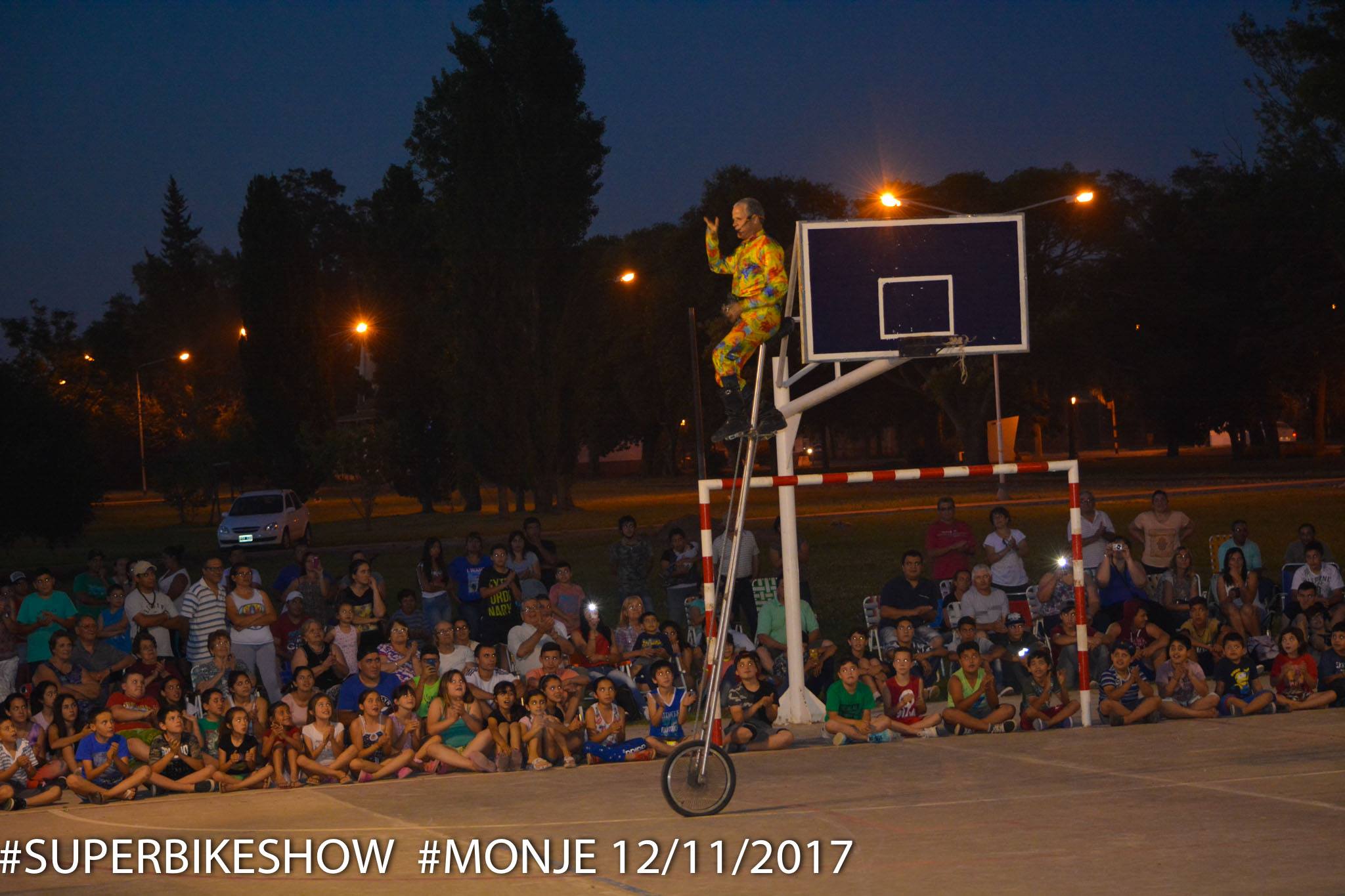 Un loco show sobre dos ruedas sorprendió a Monje