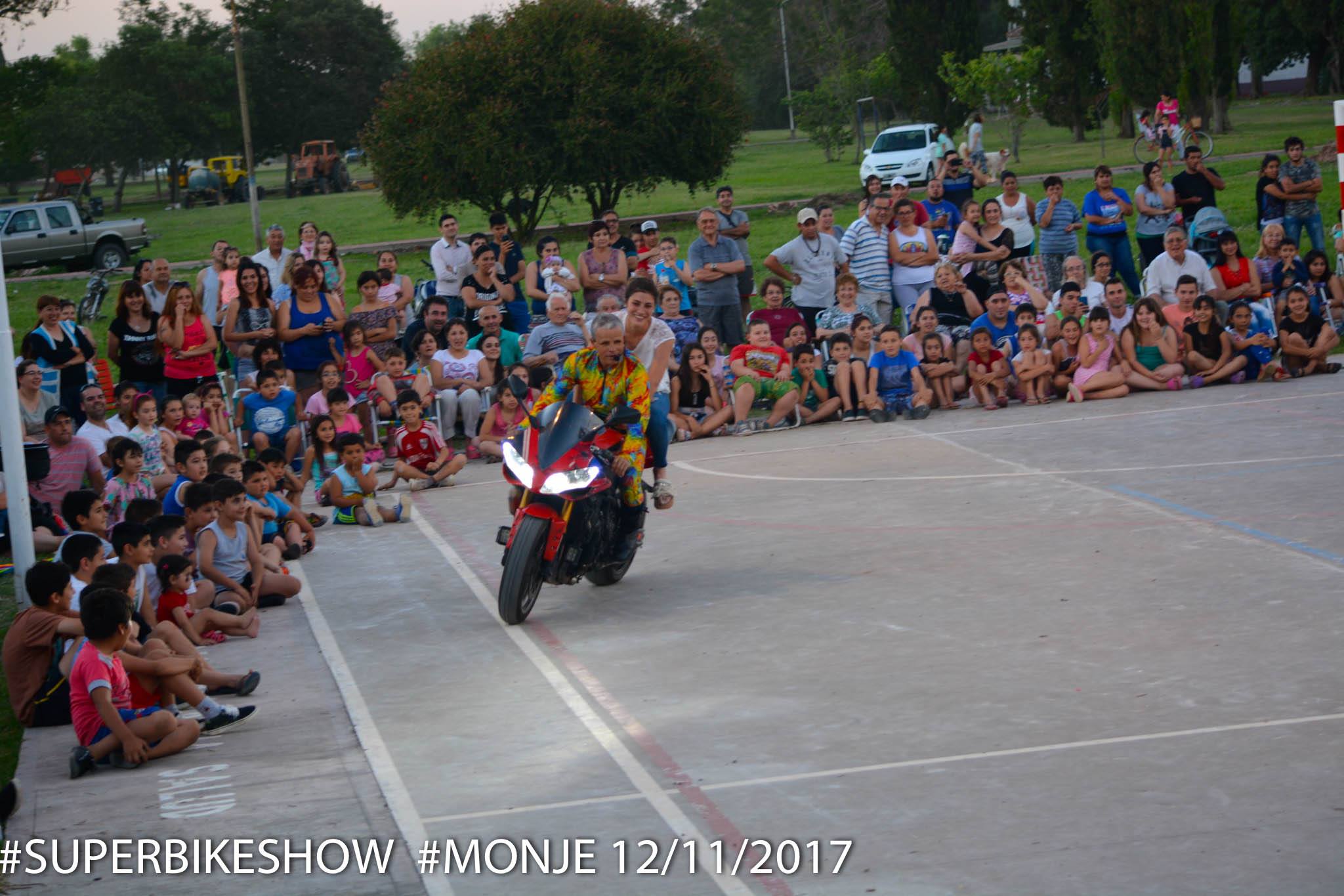 Un loco show sobre dos ruedas sorprendió a Monje