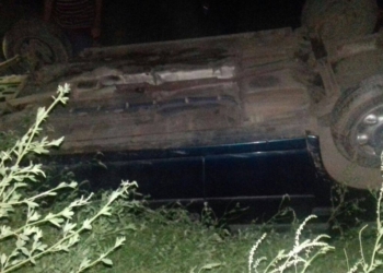 Una mujer resultó ilesa pese a despistar y volcar con su vehículo