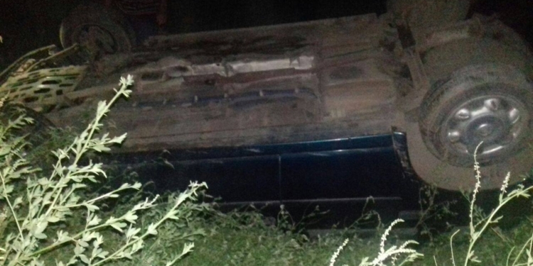 Una mujer resultó ilesa pese a despistar y volcar con su vehículo