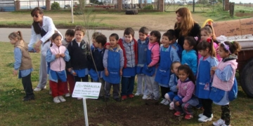 Niños y niñas de Totoras apadrinaron árboles sobre ruta 91