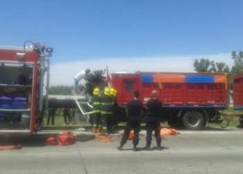 Una persona atrapada producto de un choque de camiones en ruta 34